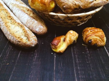 Keten bir malzeme üzerinde taze ekmek