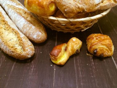 Keten bir malzeme üzerinde taze ekmek