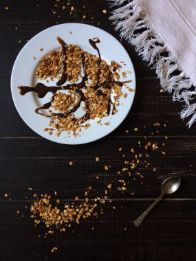 Ahşap masa, granola