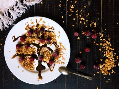 Ahşap masa, granola