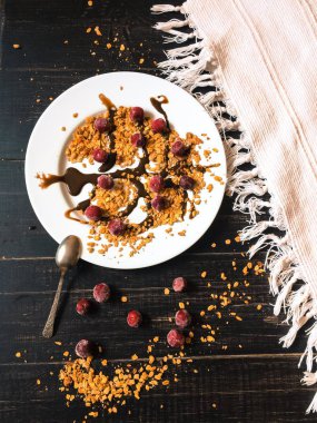 Ahşap masa, granola