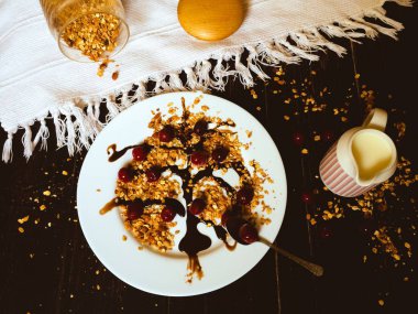 Ahşap masa, granola