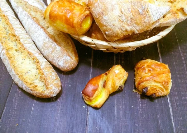 Frisches Brot auf einem Leinenstoff — Stockfoto