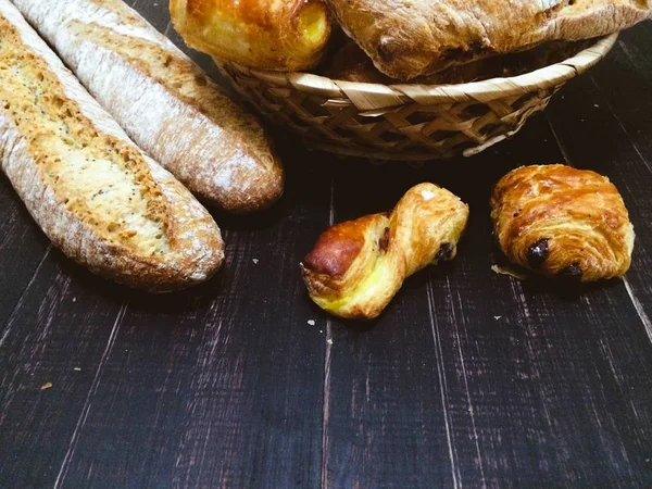 Keten bir malzeme üzerinde taze ekmek