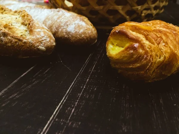 Frisches Brot auf einem Leinenstoff — Stockfoto