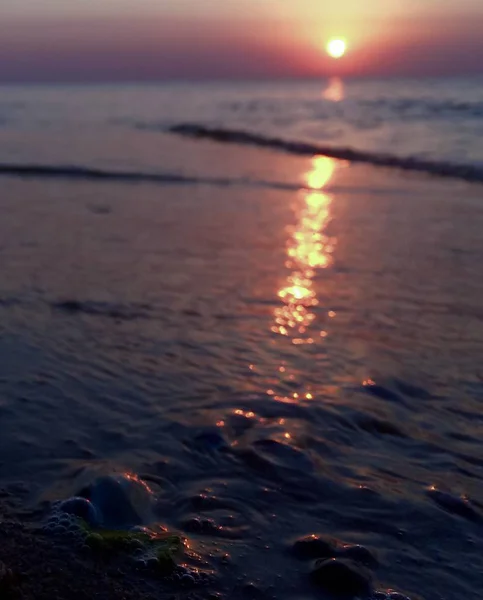 Оранжевый восход солнца на берегу моря — стоковое фото
