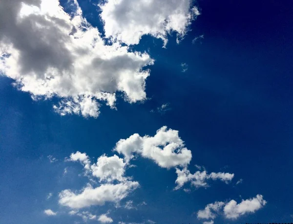 Cielo y nubes y luz solar —  Fotos de Stock