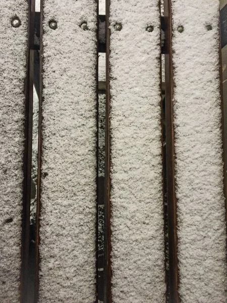 雪と木のベンチ — ストック写真