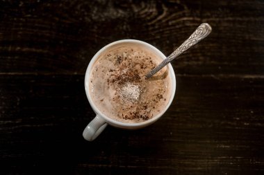 Leylak dalı ile ahşap bir tabloda hatmi ile sıcak kakao