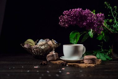 Kahve keten peçete ve birkaç macarons