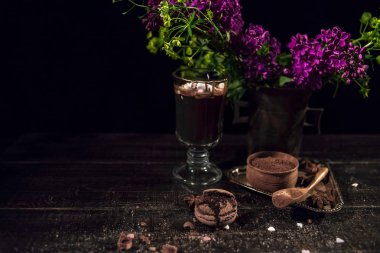 Bir cam kupa içki içtiğim için iki tüp ile sıcak çikolata (kakao).