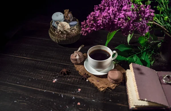 Beyaz fincan kahve keten peçete ve eski ahşap masa