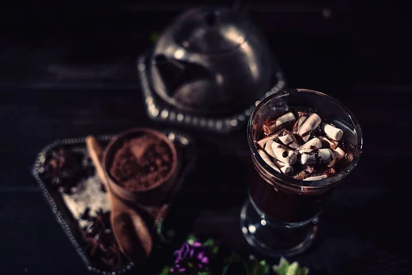 Hot chocolate (cocoa) in a glass mug. — Stock Photo, Image