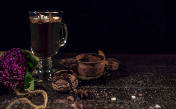 Sıcak çikolata (kakao) bir cam kupa.