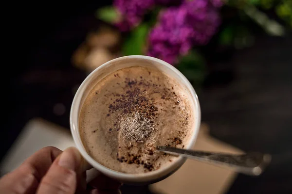 Eller köpük sıcak içecekle beyaz Kupası