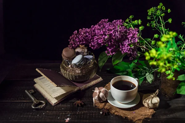 Beyaz fincan kahve keten peçete ve eski ahşap masa