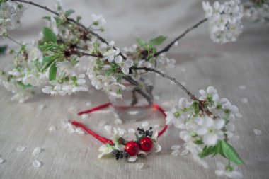 Kiraz çiçeği ile kırmızı çelenk. Çiçek taç