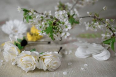 Kiraz çiçeği ile beyaz çelenk. Çiçek taç