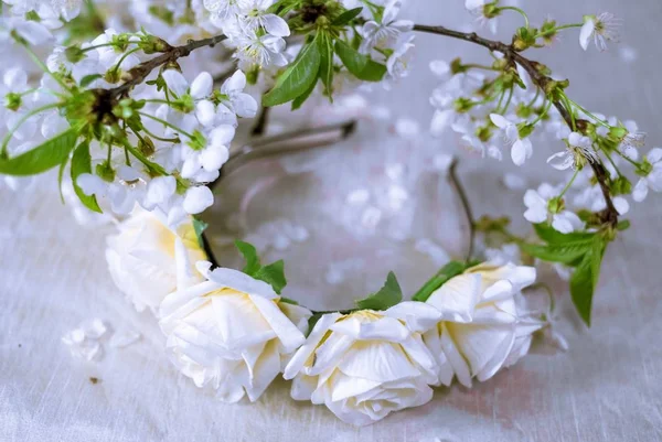 Kiraz çiçeği ile beyaz çelenk. Çiçek taç