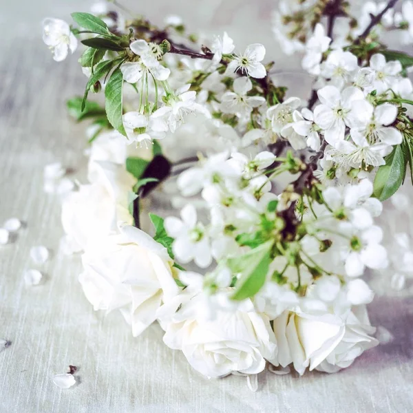 Kiraz çiçeği ile beyaz çelenk. Çiçek taç
