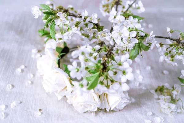 Kiraz çiçeği ile beyaz çelenk. Çiçek taç