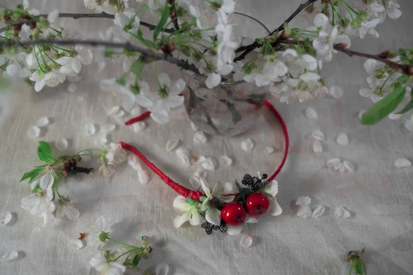 Kiraz çiçeği ile kırmızı çelenk. Çiçek taç