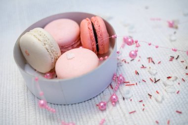 Bir beyaz derin kağıt kase pastel macaroons