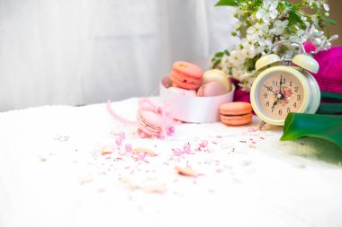 İhale pastel pembe ve turuncu macaroons beyaz battaniye ve arka plan