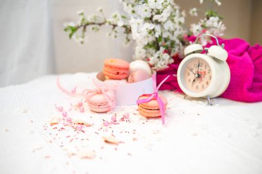 İhale pastel pembe ve turuncu macaroons beyaz battaniye ve arka plan