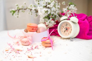 İhale pastel pembe ve turuncu macaroons beyaz battaniye ve arka plan