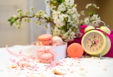 İhale pastel pembe ve turuncu macaroons beyaz battaniye ve arka plan