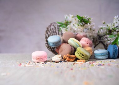 Eski Doğu örgülü vazoda çok renkli macaroons