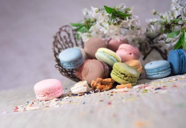 Eski Doğu örgülü vazoda çok renkli macaroons
