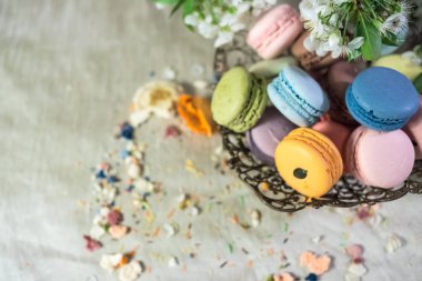 Eski Doğu örgülü vazoda çok renkli macaroons