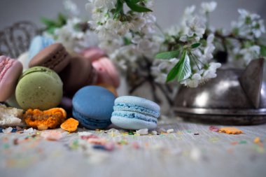 Eski Doğu örgülü vazoda çok renkli macaroons