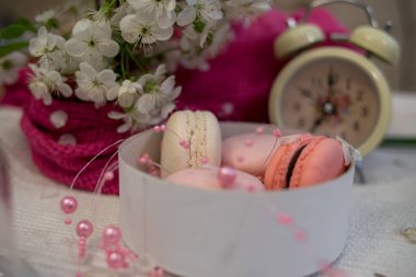 Beyaz bir yığın ve saatler beyaz zemin üzerine ihale macaroons