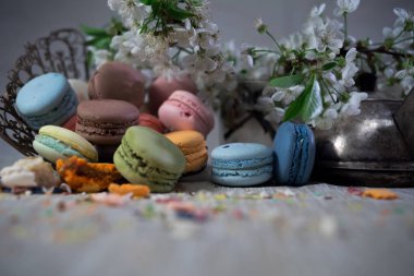 Eski Doğu örgülü vazoda çok renkli macaroons