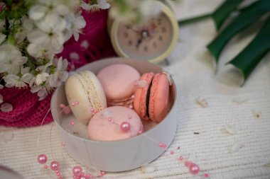 Beyaz bir yığın ve saatler beyaz zemin üzerine ihale macaroons