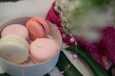 Beyaz bir yığın ve saatler beyaz zemin üzerine ihale macaroons