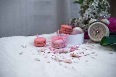 İhale pastel pembe ve turuncu macaroons beyaz battaniye ve arka plan