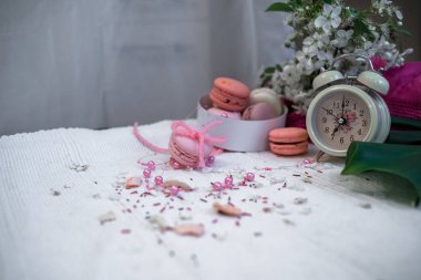 İhale pastel pembe ve turuncu macaroons beyaz battaniye ve arka plan