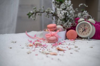 İhale pastel pembe ve turuncu macaroons beyaz battaniye ve arka plan