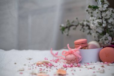 İhale pastel pembe ve turuncu macaroons beyaz battaniye ve arka plan
