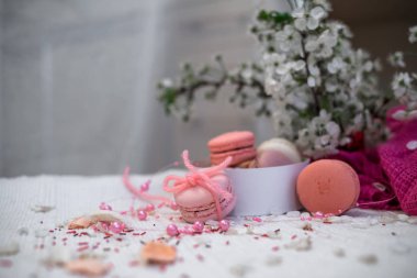 İhale pastel pembe ve turuncu macaroons beyaz battaniye ve arka plan