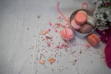 İhale pastel pembe ve turuncu macaroons beyaz battaniye ve arka plan