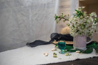 Pelin beyaz zemin üzerine bir bardak canavarlar ve hasır şapka bir levha ile