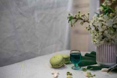 Pelin beyaz zemin üzerine bir bardak canavarlar ve hasır şapka bir levha ile