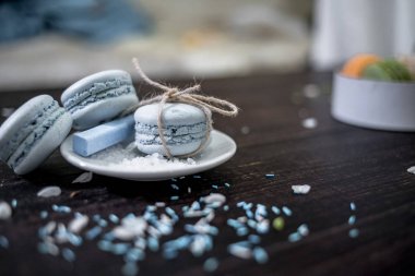 Macaroons karanlık bir arka plan üzerinde bir deniz tema mavi mavi ve deniz