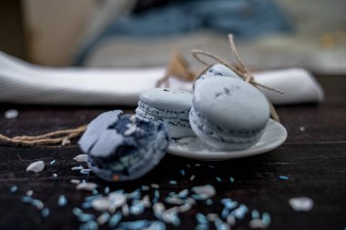 Koyu bir arka plan üzerinde deniz teması mavi ve deniz mavisi macaroons