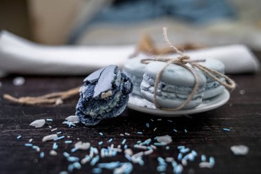 Koyu bir arka plan üzerinde deniz teması mavi ve deniz mavisi macaroons